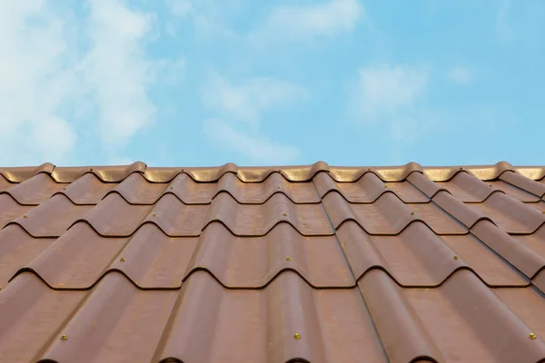 蓝天背景屋顶为瓦片的屋面 — 图库照片