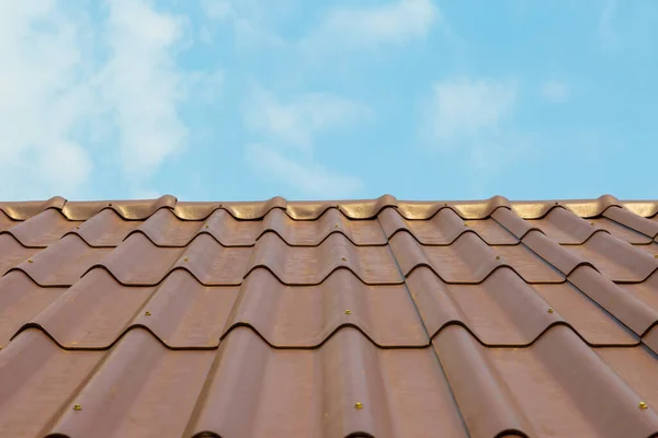 Techo Casa Con Techo Baldosas Sobre Fondo Azul Cielo —  Fotos de Stock