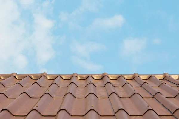 Telhado Casa Com Telhado Azulejos Fundo Céu Azul — Fotografia de Stock