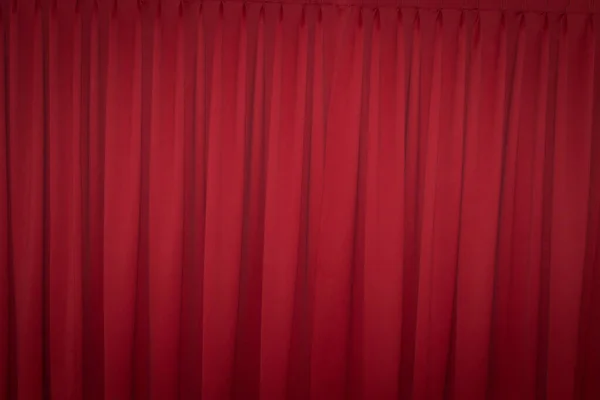背景にライトスポット使用の赤い閉じたカーテン — ストック写真