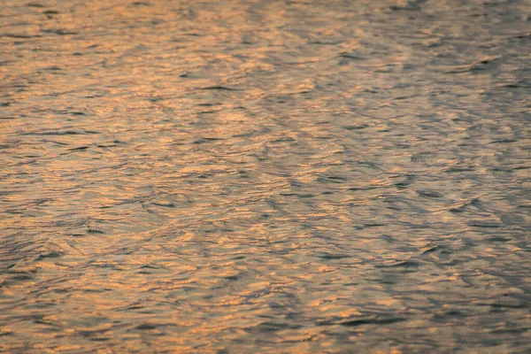 Schöne Wasserwellenmuster Sonnenuntergang Mit Schöner Harmonischer Struktur Und Reflexionen Hintergrund — Stockfoto