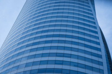 Modern ofis arka planının cam pencereleri