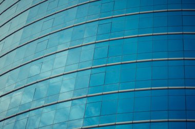 Modern ofis arka planının cam pencereleri