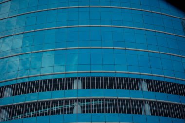 Modern ofis arka planının cam pencereleri