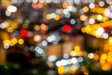 Gece arkaplanındaki Bokeh şehrinin bulanıklığı