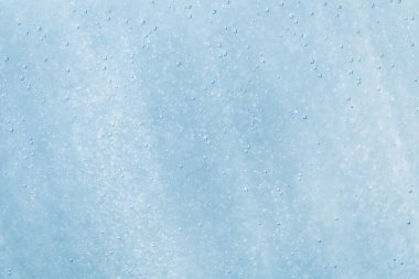 Su arka planında soyut mavi ve beyaz bokeh ve kabarcıklar