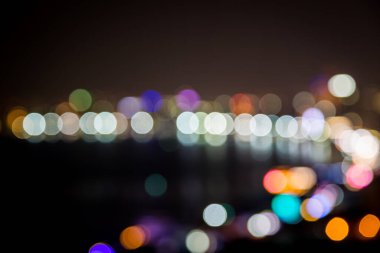 Gece arkaplanındaki Bokeh şehrinin bulanıklığı