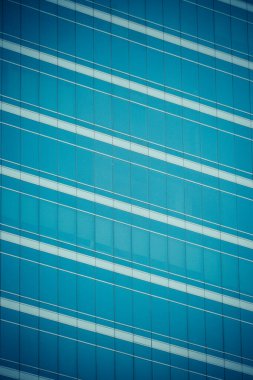 Mavi cam pencereli modern ofis binası