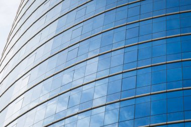 Modern ofis arka planının cam pencereleri