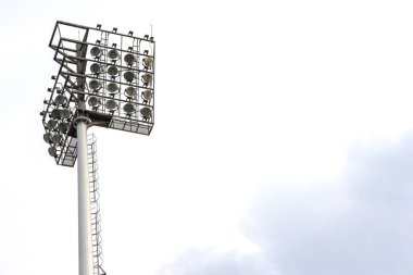 Stadyumun arka planındaki ışıklandırma kulesinde spot ışığı