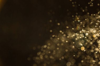 Altın Vintage bulanık bokeh siyah arkaplana odaklandı