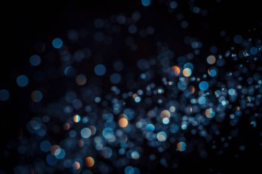 Siyah arkaplan üzerindeki soyut bokeh dokusu