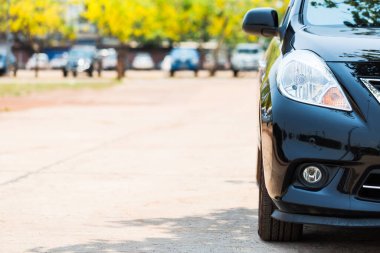 Otoparkın arka planındaki siyah otoparkın yarı önü.