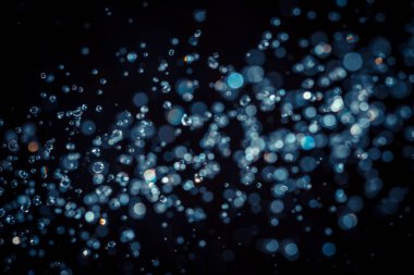 Siyah arkaplan üzerindeki soyut bokeh dokusu