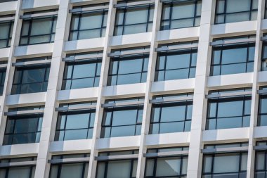 Beyaz bina arkaplanının pencereleri