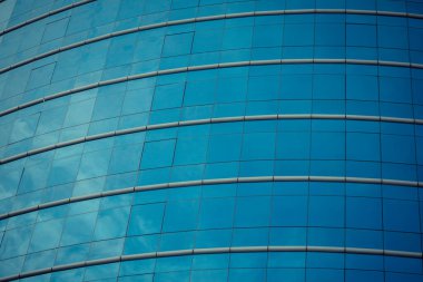 Modern ofis arka planının cam pencereleri