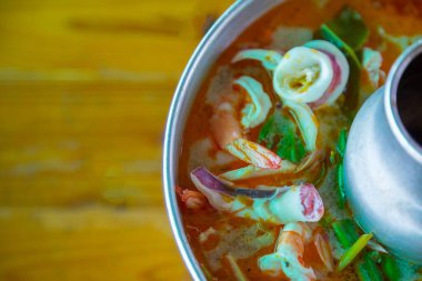 Tom Yum Goong, baharatlı karides çorbası Tahta arka planda Tayland yemeği