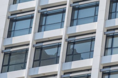 Beyaz bina arkaplanının pencereleri