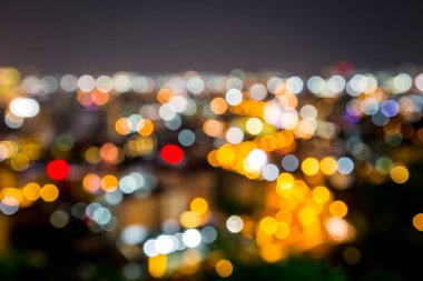 Gece arkaplanındaki Bokeh şehrinin bulanıklığı