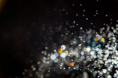 Eskitilmiş bulanık bokeh siyah arkaplana odaklanamadı