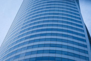 Modern ofis arka planının cam pencereleri