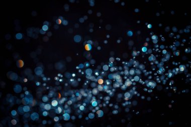 Siyah arkaplan üzerindeki soyut bokeh dokusu