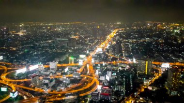 Şehir manzarası arka planından gelen bulanık soyut ışık demeti