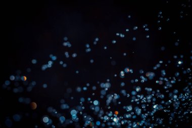 Siyah arkaplan üzerindeki soyut bokeh dokusu