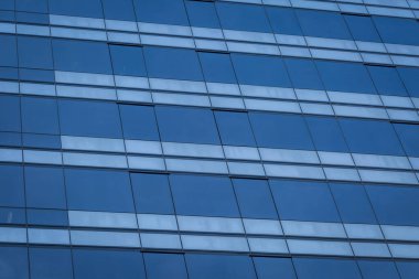 Modern ofis arka planının cam pencereleri