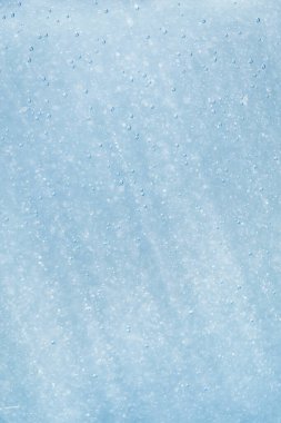 Su arka planında soyut mavi ve beyaz bokeh ve kabarcıklar