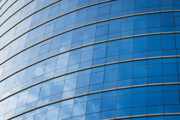 Modern ofis arka planının cam pencereleri