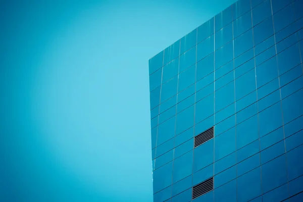 Edifício Escritório Moderno Com Janelas Vidro Azul Fundo — Fotografia de Stock