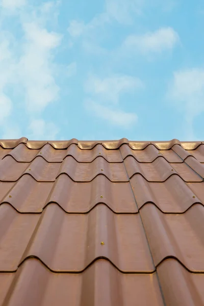 Дом Крыше Черепичной Крышей Голубом Фоне Неба — стоковое фото