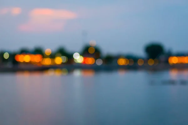 Krásné Město Rozmazané Světla Efektem Bokeh Projeví Vodní Pozadí — Stock fotografie