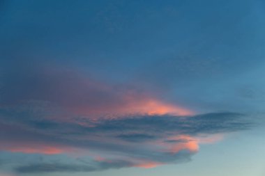 Gün batımından önce gökyüzü ve bulutlar