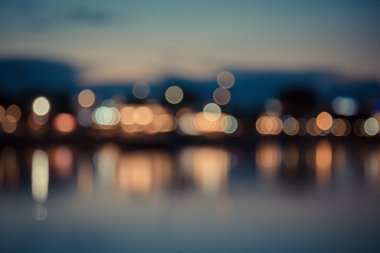 Şehir ışıklarının yansıma arkaplanı ile bokeh mahsulü