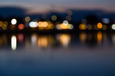 Yansıma arkaplanı ile çok renkli ışıklar bokeh