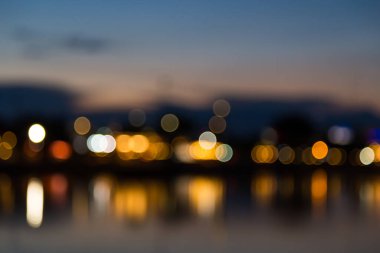 Yansıma arkaplanı ile çok renkli ışıklar bokeh