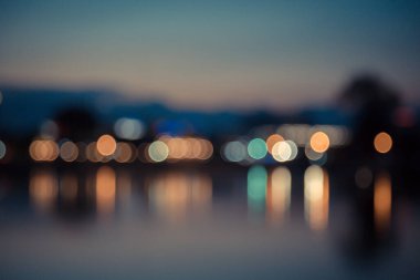 Şehir ışıklarının yansıma arkaplanı ile bokeh mahsulü