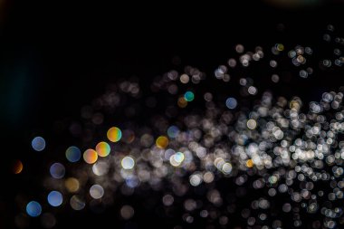 Renkli bulanık bokeh siyah arkaplan üzerine odaklanamadı