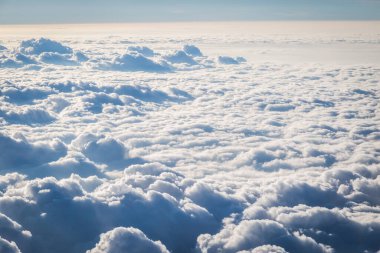 Küçük bulutlu mavi gökyüzü