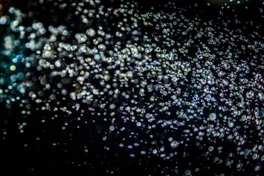 Renkli bulanık bokeh siyah arkaplan üzerine odaklanamadı