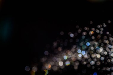 Renkli bulanık bokeh siyah arkaplan üzerine odaklanamadı