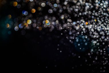 Renkli bulanık bokeh siyah arkaplan üzerine odaklanamadı