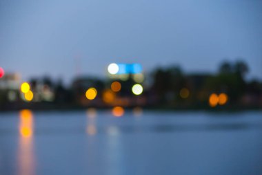 Güzel bulanık şehir ışıkları bokeh etkisi ile su arka plan üzerinde yansıyan