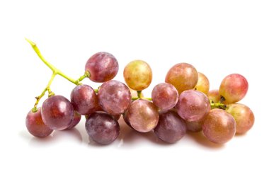 Beyaz arkaplanda izole edilmiş bir grup kırmızı üzüm