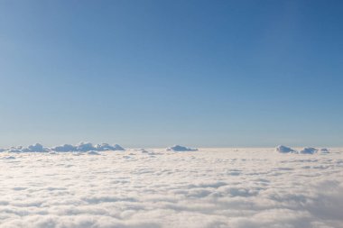 Küçük bulutlu mavi gökyüzü