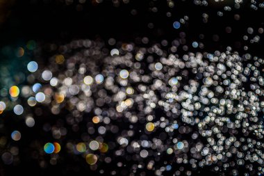 Renkli bulanık bokeh siyah arkaplan üzerine odaklanamadı