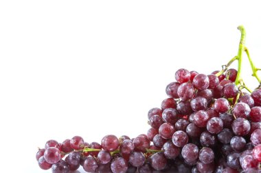 Beyaz zemin üzerinde su damlası olan taze kırmızı üzüm.