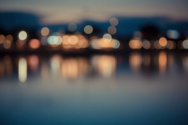 Şehir ışıklarının yansıma arkaplanı ile bokeh mahsulü